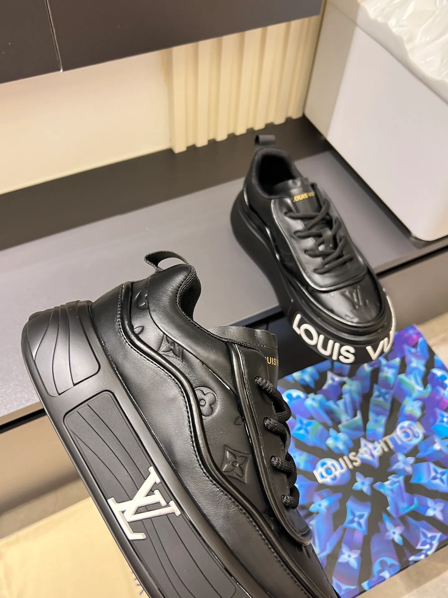 p560 "LOUI* VUITTO*" popular men's casual shoes, genuine development in Italy💯Purchase level quality✔️The upper is made of official website material first-layer cowhide, comfortable and soft sheepskin feet⚡️Fashionable and versatile. The toe last shape is firm and full, and the soles are made from LV original molds and can be freely entered and exited the counter. They are light and comfortable on the foot~purely handmade, details determine the quality! Size:39-44, (38.45 customized)